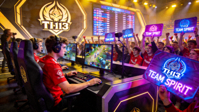 TI13决赛现场盛况 - Team Spirit战队选手激烈对战